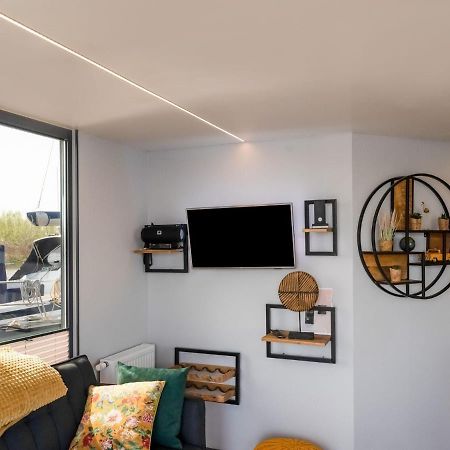 Beautiful Houseboat In Marina Of Volendam Hotel Exterior photo
