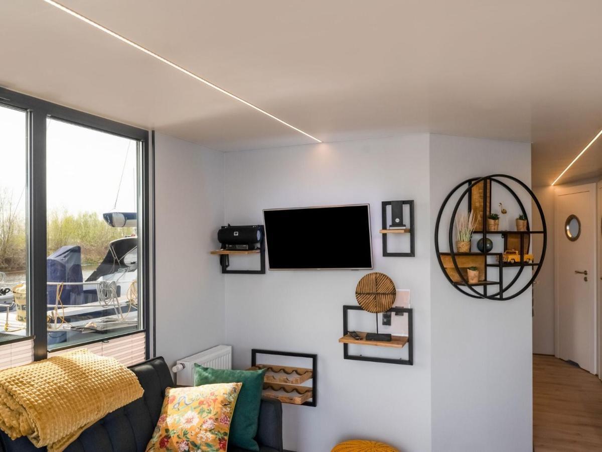 Beautiful Houseboat In Marina Of Volendam Hotel Exterior photo